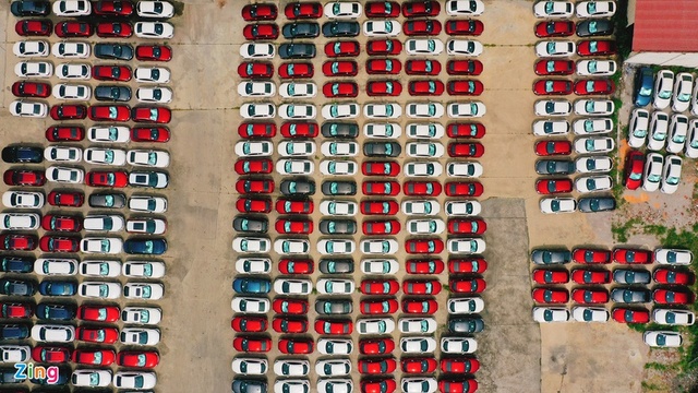 Hàng trăm ôtô mới cứng nằm phơi nắng hơn 30 ngày giãn cách ở Hà Nội - Ảnh 3.