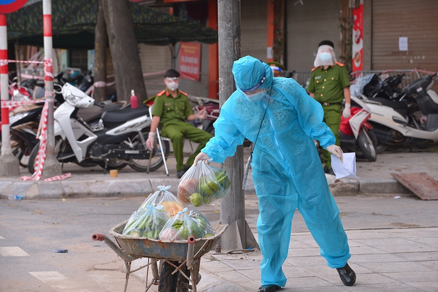 Hà Nội: Gõ cửa từng nhà phát lương thực cho người dân tại ổ dịch nóng Thanh Xuân Trung - Ảnh 6.