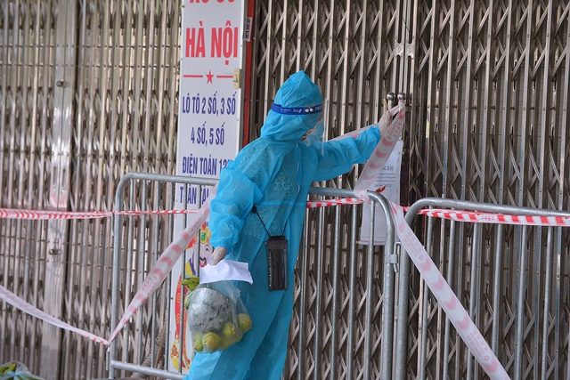 Hà Nội: Gõ cửa từng nhà phát lương thực cho người dân tại ổ dịch nóng Thanh Xuân Trung - Ảnh 1.
