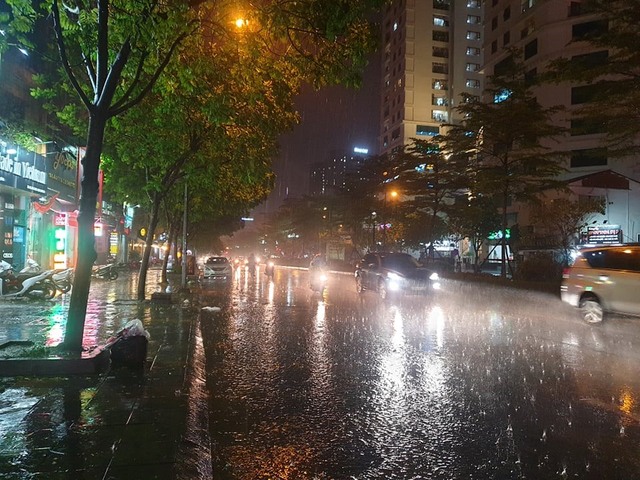 Hà Nội mưa to, cảnh báo lốc, sét, gió giật mạnh - Ảnh 1.