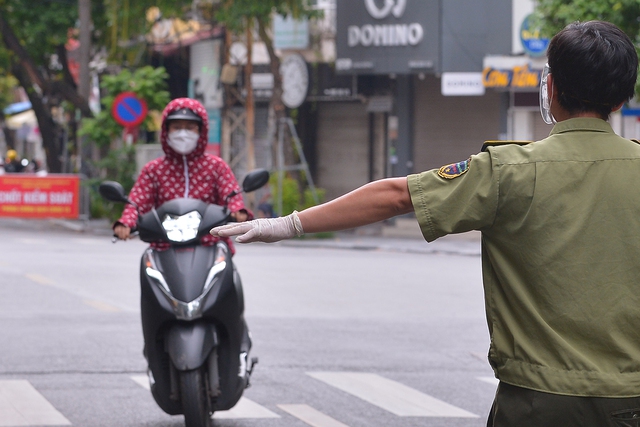 Khu phố cổ thêm một lớp kiểm soát chặt chẽ người đi đường - Ảnh 3.