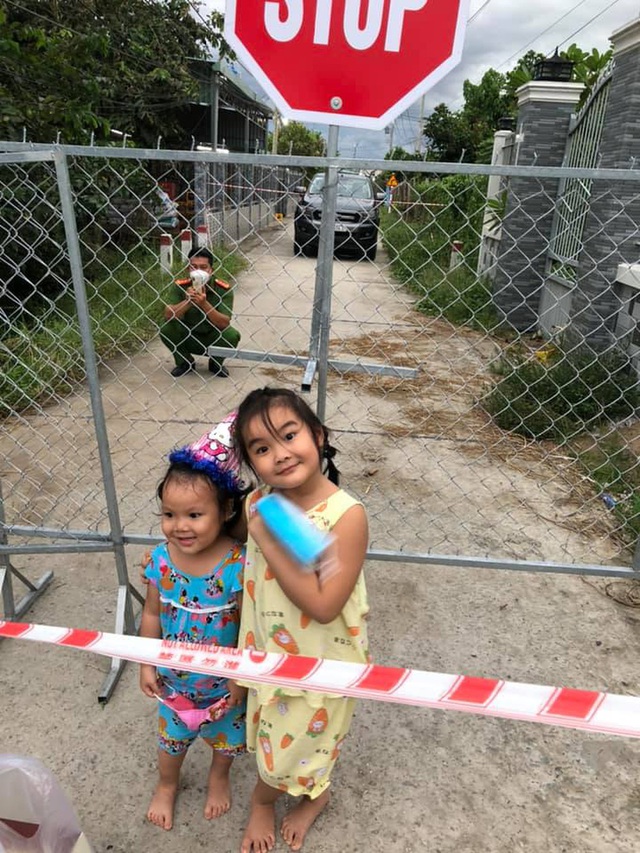 Chiến sĩ công an mừng sinh nhật con gái ngay tại hàng rào phong tỏa, cái vẫy tay từ xa khiến bao người thổn thức - Ảnh 2.