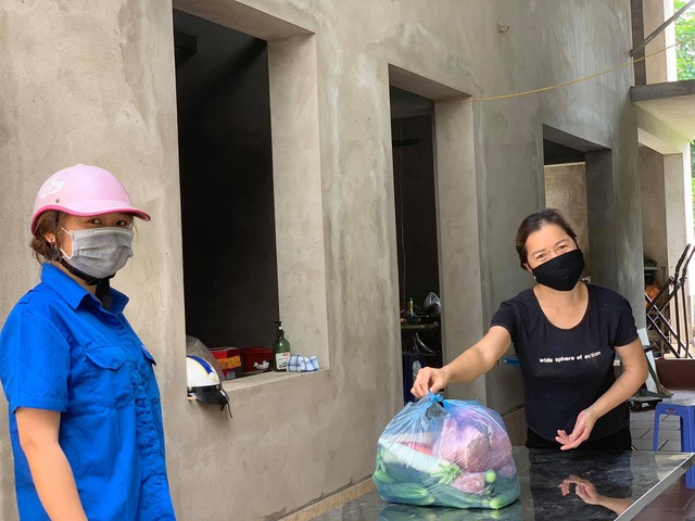 Hà Nội: Độc đáo việc mua bán đồ ăn của người dân vùng phong tỏa vì COVID-19 ở Thanh Trì - Ảnh 2.