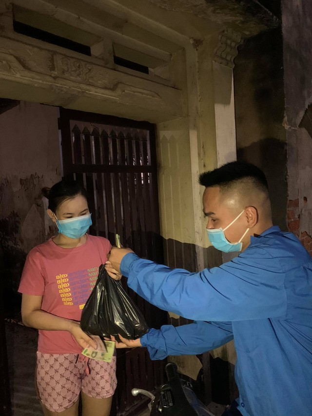 Hà Nội: Độc đáo việc mua bán đồ ăn của người dân vùng phong tỏa vì COVID-19 ở Thanh Trì - Ảnh 6.