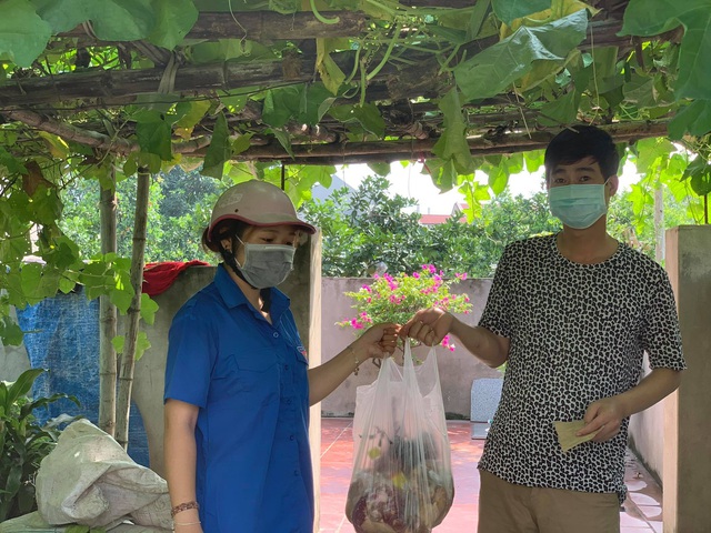 Hà Nội: Độc đáo việc mua bán đồ ăn của người dân vùng phong tỏa vì COVID-19 ở Thanh Trì - Ảnh 3.