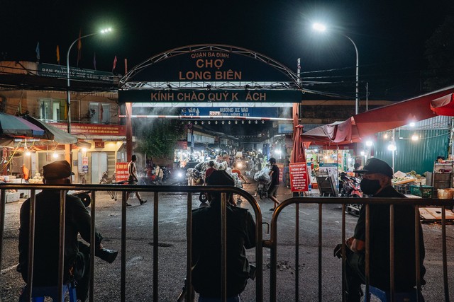 Thêm tiểu thương bán cá dương tính, Hà Nội phong tỏa chợ đầu mối Long Biên, khẩn cấp tìm người liên quan - Ảnh 2.