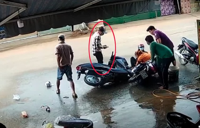 Mải nhìn điện thoại, thanh niên đi xe máy tông thẳng vào 2 phụ nữ đang rửa xe - Ảnh 2.