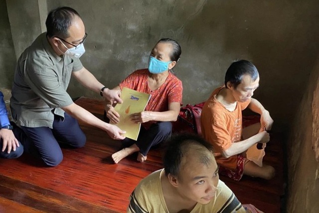 Hàng trăm suất quà nghĩa tình đến với hoàn cảnh khó khăn ở huyện Thanh Oai - Ảnh 2.