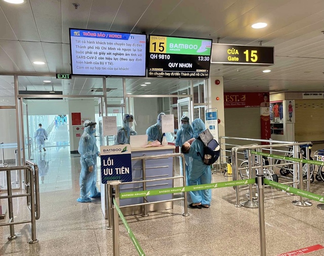 Bamboo Airways đưa đoàn y bác sĩ tiếp viện miền Nam chống dịch và công dân Bình Định hồi hương - Ảnh 2.