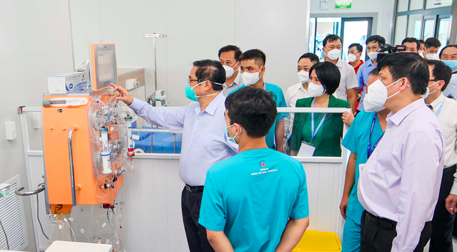 Thủ tướng Phạm Minh Chính thị sát bệnh viện điều trị COVID-19 lớn nhất Hà Nội - Ảnh 3.