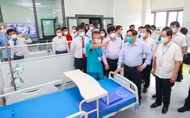 Thủ tướng Phạm Minh Chính thị sát bệnh viện điều trị COVID-19 lớn nhất Hà Nội - Ảnh 2.