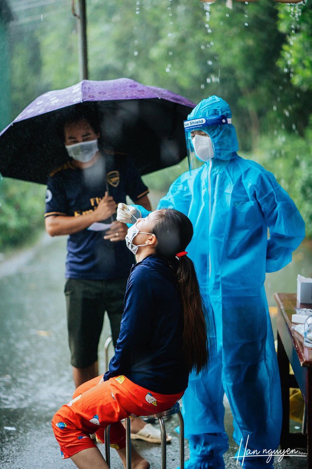 Tan chảy hình ảnh nhảy múa dưới mưa của đôi tình nguyện viên chống dịch - Ảnh 2.