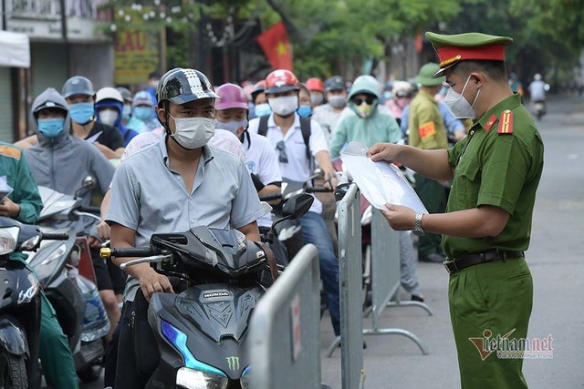 Thiếu lịch trực, lịch l&agrave;m việc nhiều phương tiện phải quay đầu - Ảnh 2.