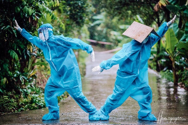 Tan chảy hình ảnh nhảy múa dưới mưa của đôi tình nguyện viên chống dịch - Ảnh 4.