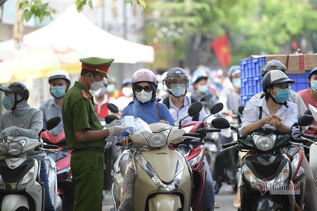 Thiếu lịch trực, lịch l&agrave;m việc nhiều phương tiện phải quay đầu - Ảnh 4.
