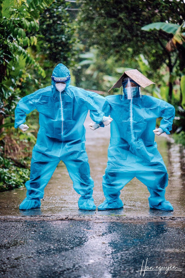 Tan chảy hình ảnh nhảy múa dưới mưa của đôi tình nguyện viên chống dịch - Ảnh 8.