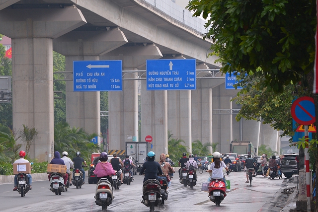 Công an Hà Nội thêm 6 tổ kiểm soát, đường phố vẫn đông sau khung giờ đi làm - Ảnh 5.
