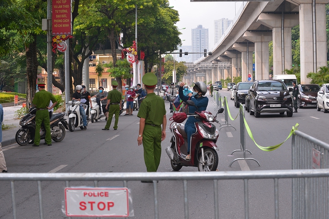 Công an Hà Nội thêm 6 tổ kiểm soát, đường phố vẫn đông sau khung giờ đi làm - Ảnh 11.