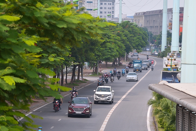 Công an Hà Nội thêm 6 tổ kiểm soát, đường phố vẫn đông sau khung giờ đi làm - Ảnh 1.