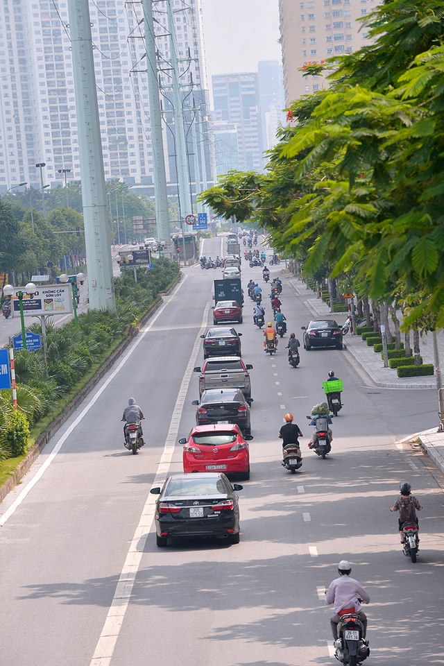 Công an Hà Nội thêm 6 tổ kiểm soát, đường phố vẫn đông sau khung giờ đi làm - Ảnh 2.