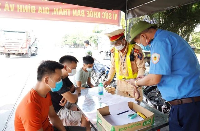 Quảng Ninh: Không có giấy xét nghiệm COVID-19, 2 người núp trên thùng xe tải để qua chốt kiểm soát - Ảnh 2.