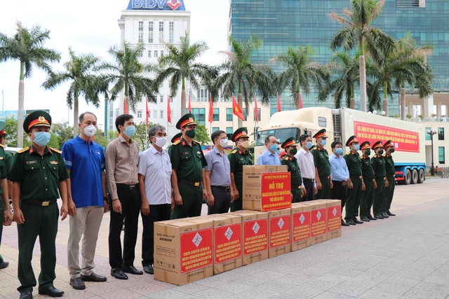 Thừa Thiên Huế: Bộ đội căng mình chống dịch, vừa kêu gọi, quyên góp nhu yếu phẩm gửi vào TP. HCM - Ảnh 2.