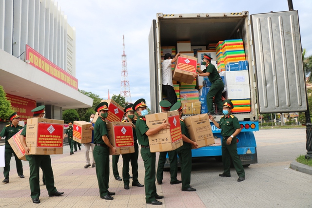 Thừa Thiên Huế: Bộ đội căng mình chống dịch, vừa kêu gọi, quyên góp nhu yếu phẩm gửi vào TP. HCM - Ảnh 4.