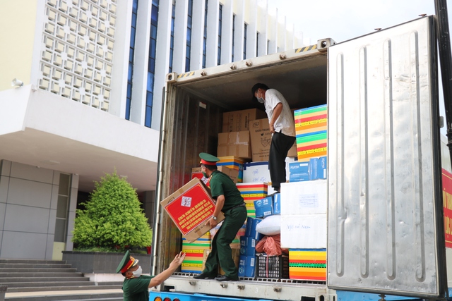 Thừa Thiên Huế: Bộ đội căng mình chống dịch, vừa kêu gọi, quyên góp nhu yếu phẩm gửi vào TP. HCM - Ảnh 3.