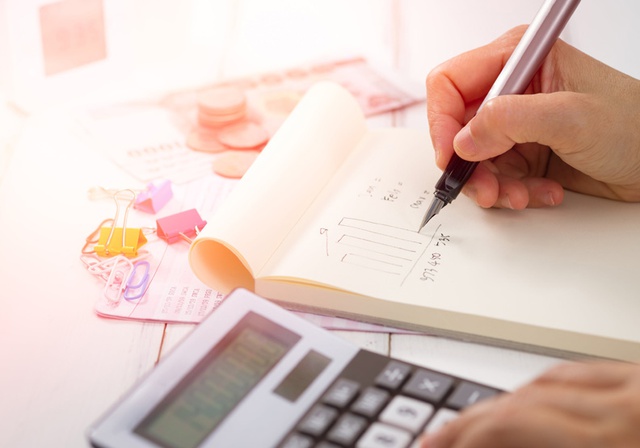 Thực hiện ngay 4 th&oacute;i quen n&agrave;y v&agrave;o thời điểm lĩnh lương, tiền t&iacute;ch lũy của bạn sẽ sớm d&agrave;y l&ecirc;n - Ảnh 1.