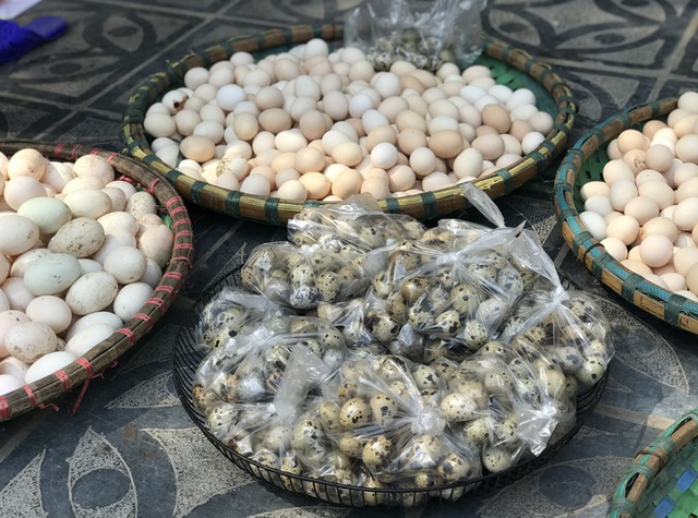  Hơn một tuần giãn cách: Giá trứng nhảy múa, chênh cả 15.000 đồng/chục  - Ảnh 1.