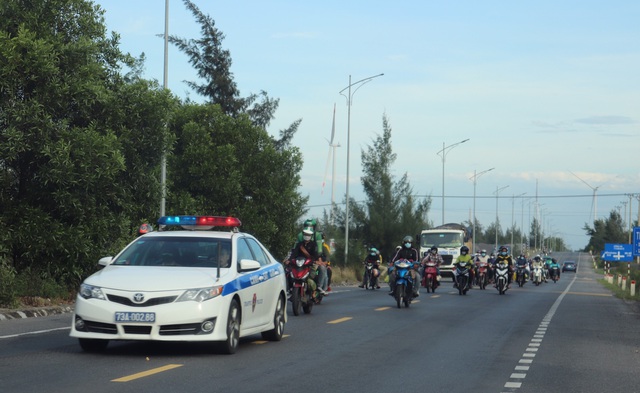Quảng Bình bố trí xe khách trung chuyển người dân từ phía Nam chạy xe máy về quê - Ảnh 3.