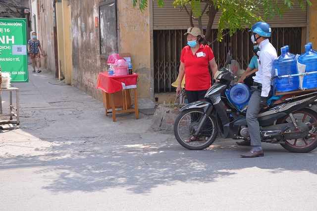 Cận cảnh các chốt vùng xanh bảo vệ các khu dân cư chưa có F0 tại Hà Nội - Ảnh 9.