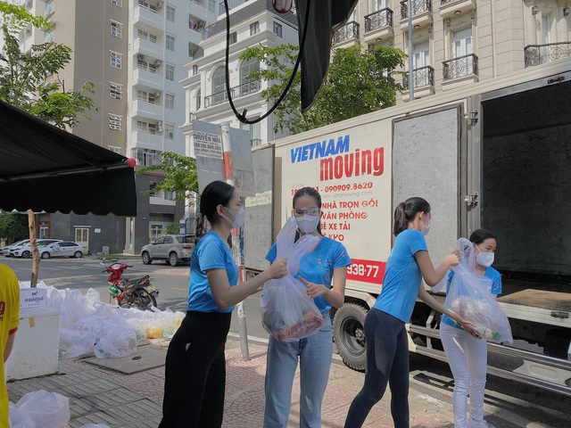 “Bà trùm hoa hậu” tặng 50 tấn gạo, 10.000 phần quà cho công nhân nghèo - Ảnh 7.