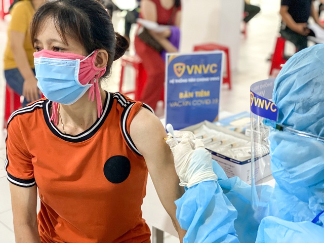 Hơn 8 triệu liều vaccine COVID-19 đã được tiêm, 1/5 dân số trên 18 tuổi ở Hà Nội đã tiêm - Ảnh 2.