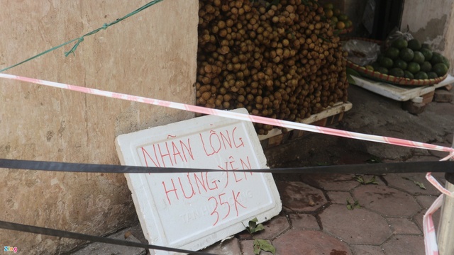 Tiểu thương gặp khó vì chợ đầu mối ở Hà Nội bị phong tỏa - Ảnh 1.