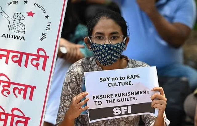Bé gái Ấn Độ 9 tuổi nghi bị cưỡng hiếp tập thể, giết rồi thiêu xác - Ảnh 2.