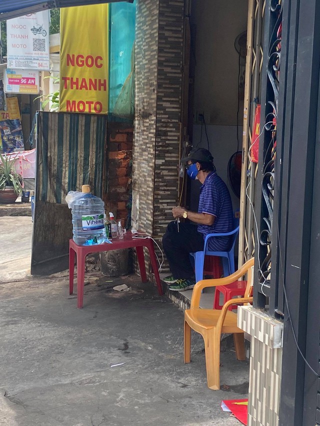 Bố trực chốt phong tỏa, tỏ ra kh&ocirc;ng quen khi gặp con g&aacute;i - Ảnh 1.