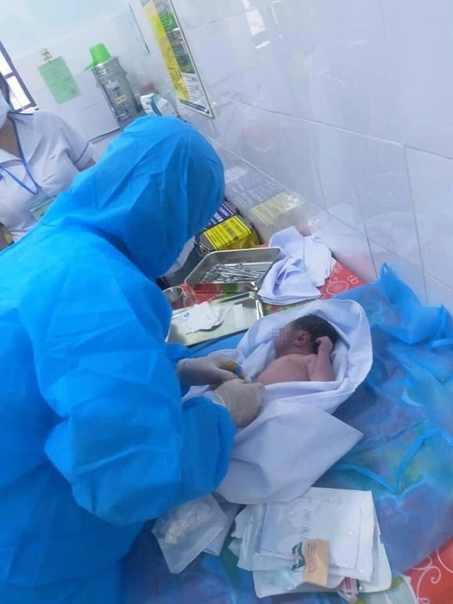 Nghệ An: Bé sơ sinh bị bỏ rơi trong tình trạng nguy kịch - Ảnh 3.