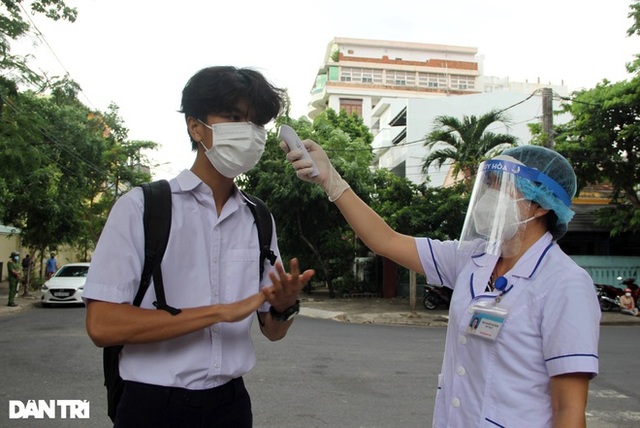  Phú Yên: Giám thị mặc đồ bảo hộ chống dịch trong phòng thi của F1  - Ảnh 3.