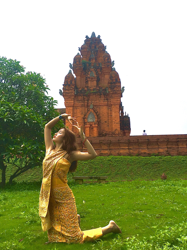 Nữ sinh ĐH Thương mại xinh đẹp mang hai dòng máu Việt - Lào - Ảnh 6. Nữ sinh ĐH Thương mại xinh đẹp mang hai dòng máu Việt - Lào - Ảnh 6.