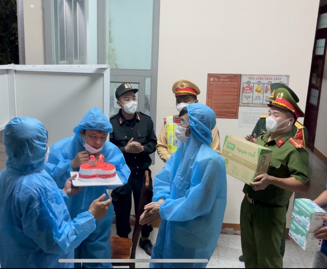 Sinh nhật xúc động tại chốt kiểm soát dịch COVID-19 của cán bộ y tế Quảng Bình - Ảnh 1.