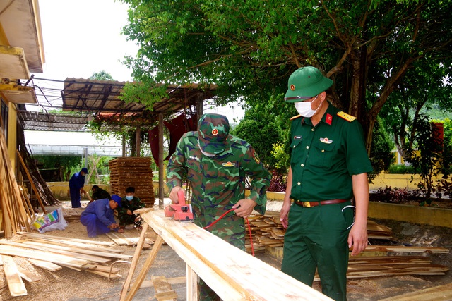 Bộ đội ngày, đêm làm hàng trăm giường sắt, phản gỗ phục vụ công dân cách ly - Ảnh 6.