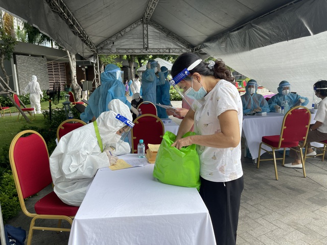 Người dân phấn khởi đi tiêm vaccine COVID-19 ở công viên đẹp và sang chảnh nhất Sài Gòn - Ảnh 10.