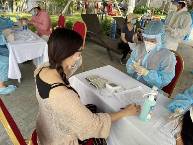 Người dân phấn khởi đi tiêm vaccine COVID-19 ở công viên đẹp và sang chảnh nhất Sài Gòn - Ảnh 12.