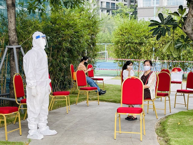 Người dân phấn khởi đi tiêm vaccine COVID-19 ở công viên đẹp và sang chảnh nhất Sài Gòn - Ảnh 11.