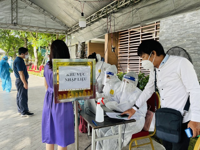 Người dân phấn khởi đi tiêm vaccine COVID-19 ở công viên đẹp và sang chảnh nhất Sài Gòn - Ảnh 9.