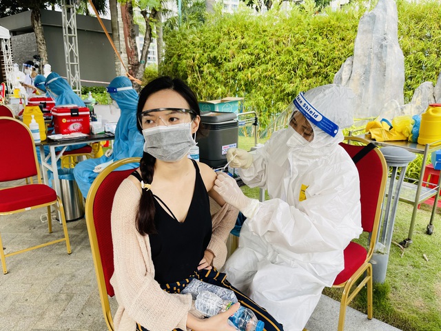 Người dân phấn khởi đi tiêm vaccine COVID-19 ở công viên đẹp và sang chảnh nhất Sài Gòn - Ảnh 8.