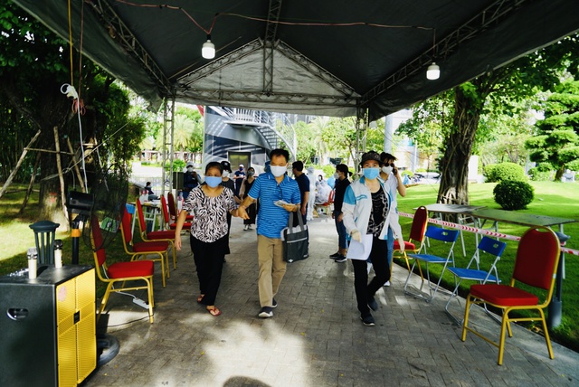 Người dân phấn khởi đi tiêm vaccine COVID-19 ở công viên đẹp và sang chảnh nhất Sài Gòn - Ảnh 4.