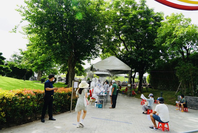 Người dân phấn khởi đi tiêm vaccine COVID-19 ở công viên đẹp và sang chảnh nhất Sài Gòn - Ảnh 1.