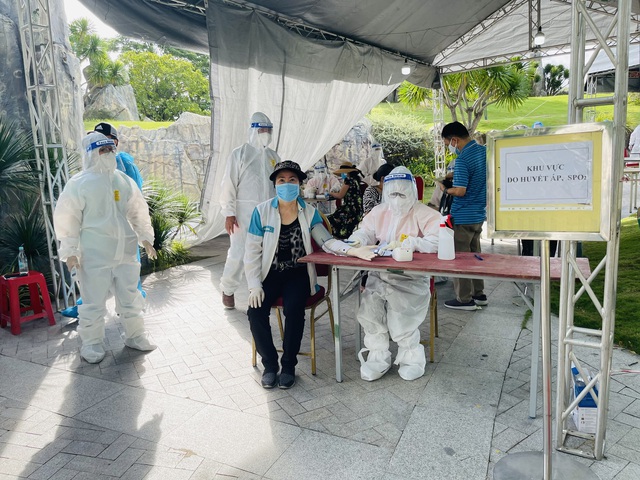 Người dân phấn khởi đi tiêm vaccine COVID-19 ở công viên đẹp và sang chảnh nhất Sài Gòn - Ảnh 5.